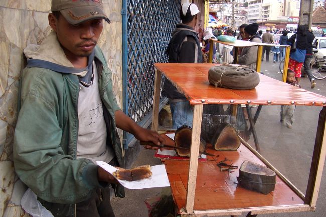 アンタナナリボの街角で。ローカルなデザート。
