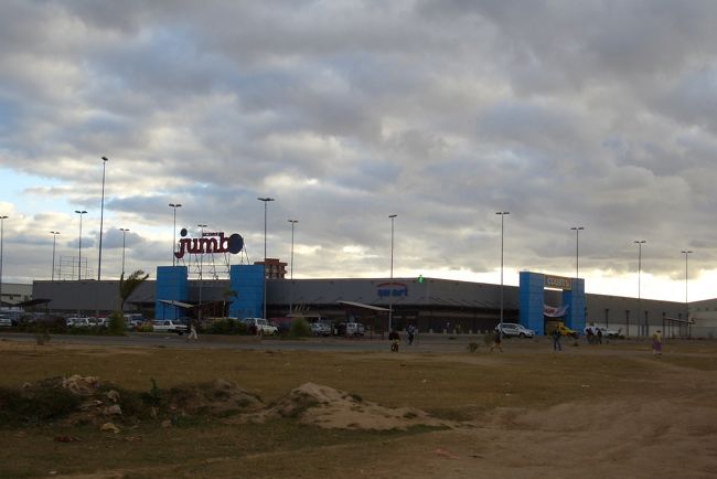 アンタナナリボ郊外には富欲層向けのショッピングモールがありました。最初ここが本当にマダガスカルなのか自分の目を疑った。