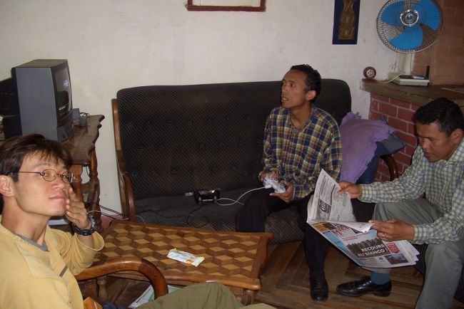 ホームスティ先の親戚の家に遊びに行きました。プレステにおっさんたちが夢中になっていました。