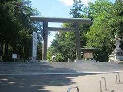 途中、北海道神宮を横目に見ながら…。