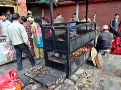 お参りする人が絶えないアンナプルナ寺院で灯明を捧げる人たち。