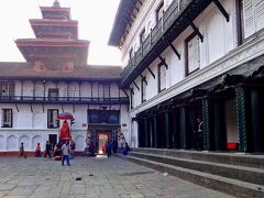 ハヌマン・ドカ（旧王宮）の入り口。

入り口の獅子の像の左横に赤い布を被せられたハヌマン像があり、ヒンドゥー教における猿の神ハヌマンと門を意味するドカから、ハヌマン・ドカと呼ばれるようになったとのこと。