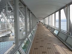 食事の後は、徒歩で渦の道に行きました。
入口付近に本日のうずしお発生時間が表示されていました。発生する時間ではありませんでしたが、せっかくなので行ってみます。
渦の道は、チケットがあれば当日に限り何度でも行くことができるそうです。