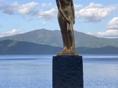 雄大な湖を背景に佇む金色の女性の像「たつこ像」は、田沢湖の有名スポット。その昔、美貌を永遠のものにと望んだ辰子という娘がいつしか龍と化してしまい、田沢湖に身を投じたという伝説から建てられました