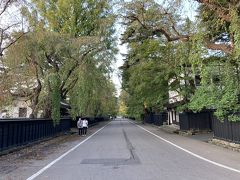 角館の武家屋敷通りに到着です。

春（ゴールデンウィークは桜並木で有名な通りです。