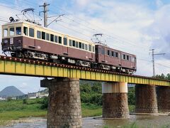 そろそろ本日のメインイベントである旧型車両の送り込み回送の時刻です。
土器川の流れと四国らしい山を入れようと川岸に近寄ってみました。

貸切ダイヤが決まったのは半年前でしたし、マニア対策（笑）で時変されているかもと心配しましたが、予定の時刻に吊掛けモーター音を響かせてやってきました。
時間的に正面まで光線が当たりませんが土器川と特徴のある讃岐の山をバック