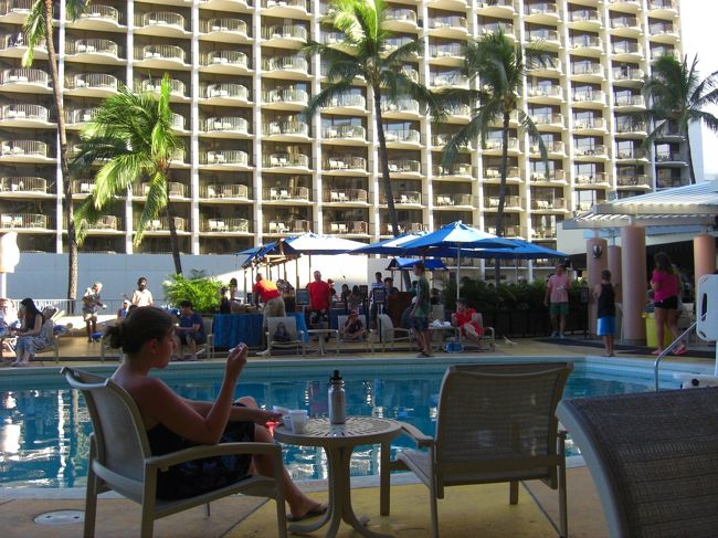 アストン・ワイキキ・ビーチホテルの朝食は2階のプールサイドで、小規模なビュッフェスタイルでした。<br />パンやシリアルにフルーツ、そして飲み物など豊富に揃ってます。<br />日本人向けにおにぎりと味噌汁、そしてお新香も用意されてましたが、意外と欧米人の多くが手に取ってました。<br />部屋に持ち帰ったり、ビーチで食べても良いですが、私達はプールサイドで席を確保。