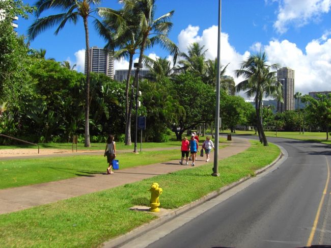 この日はアトランティス潜水艇の海中散策を予約していたので、ワイキキ・トロリーに乗ってヒルトン・ハワイアン・ビレッジへ向かいます。<br />トロリー乗車中に通ったアイナハウ・トライアングル公園ではウォーキングを楽しんだり寝そべって読書をする等、思い思いに過ごす人が沢山いました。