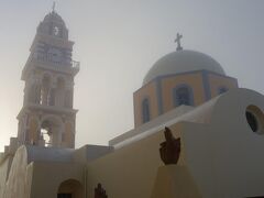 霧に浮かぶ「St. John the Baptist Cathedral」