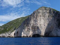 島内には「青の洞窟Blue caves」と呼ばれる洞窟がいくつもあります。
ここもその一部かな？