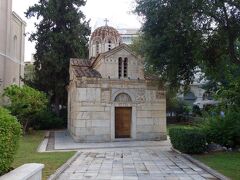 大聖堂の横にひっそりと佇む小さな教会「アギオスエレフテリオス教会」
タイミングによっては中に入る事もできるようですが、誰も出入りしていなかったので遠くから眺めるだけにしました。
ギリシャの教会の名についている「アギオス」は「聖」という意味だそうです。