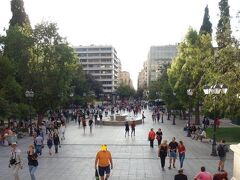 アテネの中心「シンタグマ広場」
地下鉄やバスなどの公共交通機関が通っているため、たくさんの人たちが行き交っています。