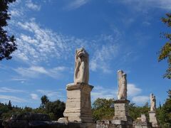 広場の中央には、紀元前15年頃にローマのアグリッパ将軍が建てたという「アグリッパ音楽堂」
現在は首のない巨人像と海の神トリトン像が残っているだけです。