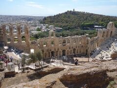 アテネの大富豪アティコスが、亡くなった妻を偲んで紀元161年にアテネ市に寄付したという「イロド・アティコス音楽堂」
舞台の幅は約35m、32段の白大理石で造られた客席の収容人数は約5,000人。
こちらも267年のヘルール族の侵略により破壊されましたが、のちに復元されました。
