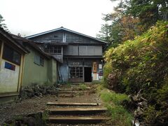 中の湯からの登山道と合流すると、ほどなく行場山荘を通過。今回宿泊する候補に入れていましたが、今年は平日は休業するとの事で断念しました。