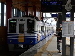 えちぜん鉄道で東尋坊に向かいます。ワンマンカーとなっていましたが、若い女性車掌さんが乗務していました。停車駅で左右どちらのドアが開くかを案内する仕草が、堪らなく可愛くて随分癒やされました。