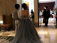 ファウンテンの前に新婚カップルさん。
花嫁さんのドレスが素敵ですね。