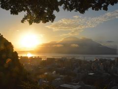 さらに進んで城山公園の一番上の城山展望所に
ちょうど桜島の向こう側から太陽が昇ってきました。