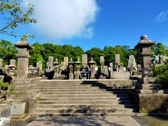 鹿児島の街の中心から少し離れた桜島を見下ろした丘の上にある南洲墓地に、西南戦争で亡くなった2022人の志士たちのお墓があります。
