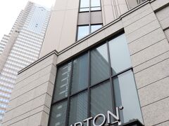 ビルは17階建て。
客室は3～13階で、その上は宴会場となっている。
隣はパークハイアット東京。