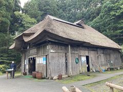 男鹿真山伝承館
築約100年の茅葺き屋根の曲家です。

男鹿真山地区の大晦日に行われる伝統行事のなまはげを再現を体験することができます。