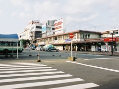 駅を出て、左手にあるバスターミナルへと向かう。
そこでバスに乗り換え、十和田湖へと向かうことにする。
バス停からは、変わらぬ姿の青森駅が見えていた。