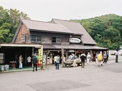 バス停のすぐそばには、萱野茶屋と言う茶店が建っている。
そこには、三杯飲めば長生きするという名物の『かやの三杯茶』がある。
無料なので、しっかり三杯いただいた。