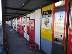 相模線の中古タイヤ市場にはこのようにズラリとレトロ自販機が並んでいます。壮観です。