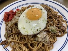 秋田ふるさと村に移動して、昼食を頂きます。
横手といえば横手焼きそばですよね。

茹で麺に目玉焼き、そして甘いソースが特徴です。