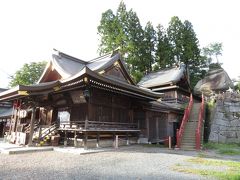 盛岡城跡公園に隣接してある櫻山神社。地元の人らしき方が、散歩がてらお参りをしていた。右に見える岩は盛岡城築城時に掘り下げて出現したといわれている烏帽子岩（兜岩）。