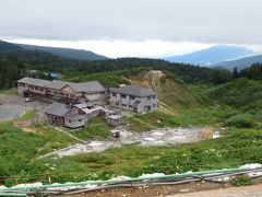 車道に出て数分で藤七温泉の彩雲荘の前を通過し、登り坂をしばらく登ると露天風呂が丸見え。