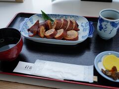 定食やカレーなどは重いので、地元産の烏賊を使ったいかめしを注文したのだが、しばらくして出てきたそれは、思いのほか大きかった。
しかし、食べてみると思いの外あっさりとしていて食べやすい。
烏賊も柔らかく、なかなか美味しかった。