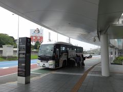 　西鉄久留米駅から空港へは、いつものように高速バスを利用。乗客５人と、低空飛行が続きます。
　それにしても、ひさびさに１人で乗る高速バスがなんとラクなことか…
