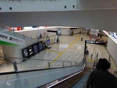 　昨年３月に、地下鉄の福岡空港駅からエスカレーター、エレベーターで各フロアに直結する「アクセスホール」が完成。駅への所要時間が、一気に短縮されました。