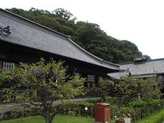 JR東海道線の安倍川駅から興津駅に移動、15分ほど歩き臨済宗の名刹である清見寺を参詣します。