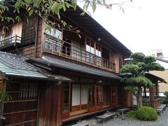 興津には最後の元老である西園寺公望の別荘が復元されており見学することができます。
