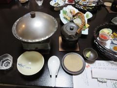 この日の宿は、登別温泉　清水屋
今回の温泉宿は、昔ながらの純和風旅館を選んだ。
やっぱりインバウンドで大型旅館だと外国人客が多くて落ち着かないので、ゆっくりのんびりしたいとそういう選択に。

この翌年も登別温泉に泊まっているのですが、そのときはグランドホテルに。これは、コインランドリーがあったため。
今回は翌日の宿にコインランドリーがあるため登別では、コインランドリーの有無にはこだわらなかった。

夕食はお部屋食。