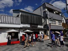 過去に美味しい抹茶ソフトクリームを食べたことがあるお店に行きました。抹茶のソフトクリームの上から挽きたての抹茶を振りかけてくれるのです。