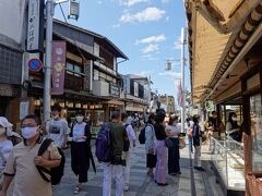 お茶や甘味のお店が並ぶ参道は大混雑です。