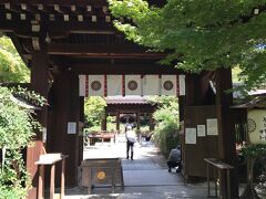 柊家さんをチェックアウトして、京都迎賓館に向かいます。
途中、御所の隣の梨木神社さんに立ち寄ります。