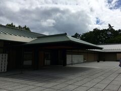 さて、京都迎賓館。
京都御所の中にある来日した要人をもてなす場です。
ネットから予約しました。