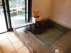 今日泊まるホテルはメゾネットタイプのお部屋で1階には温泉の内湯と露天風呂付