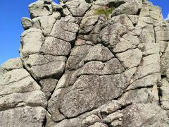 大きな岩の塊