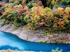 この年は、雨が少なかったようで、水量がありません。
だいぶ水位が低く感じ、一部、干上がっている箇所も。
本当は湖面に映るきれいな紅葉が見たかったのですが、これだけ水位が低いと映り込みもしません。
紅葉はそこそこ良かっただけに残念！