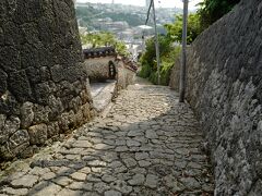 　崎山公園から5分ほど歩いて、金城町石畳道にやってきました。
　「石敢當」の石標は魔除けの意味。魔物が直進してくるのを防ぐのだそう。市内のいたる所に設置されていました。