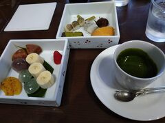 お重をあけるとこんな～
そして、右側のお抹茶チョコにつけて食べる抹茶フォンデュ形式です★