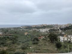 遠くに海が見えてきた。
シチリア島の北岸から広がるティレニア海だ。
シチリアは九州より小さいけれど四国よりは大きい。
島の南東にあるシラクサを9時に出発したバスは12時を回ってようやく北西の町パレルモに到着する。