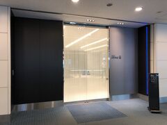 東京・羽田空港第2ターミナル 2F『ANA LOUNGE（本館北）』

搭乗ゲート60番付近にある『ANAラウンジ（本館北）』の
エントランスの写真。

実際は本館北側13番の「ANA PREMIUM CHECK-IN」内から来たので
2つ下の写真のエスカレーターがある場所に出ます。
先に有料ラウンジ『パワーラウンジノース』に行ったので
後から中のエスカレーターを撮りました。