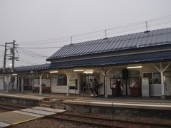 　会津坂下駅停車、列車交換可能駅、駅員さんも配置されています。