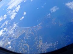 松島あたりまで来たようです
上空から見えるリアス式海岸は
入り組んだ形をしているのが、
よく分かりました